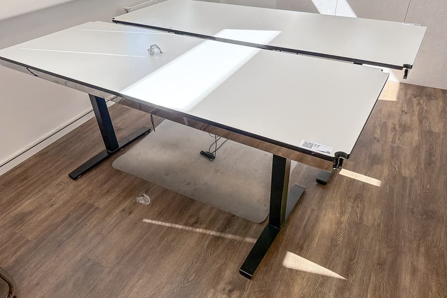 elektrisch höhenverstellbarer Schreibtisch